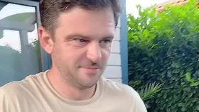 外国人吃哈密瓜的视频,外国人品尝哈密瓜的趣味瞬间