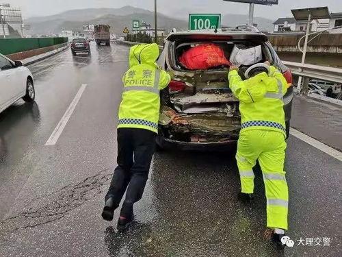 东莞交警吃瓜群众视频,网友热议交警与民众互动瞬间