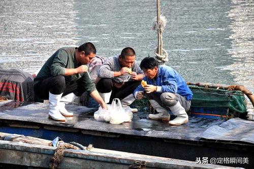 中国渔民演戏吃瓜视频,共享丰收喜悦