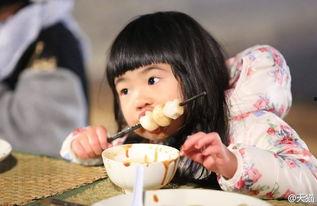 东北小姐姐吃扭蛋瓜视频,趣味吃播引网友热议