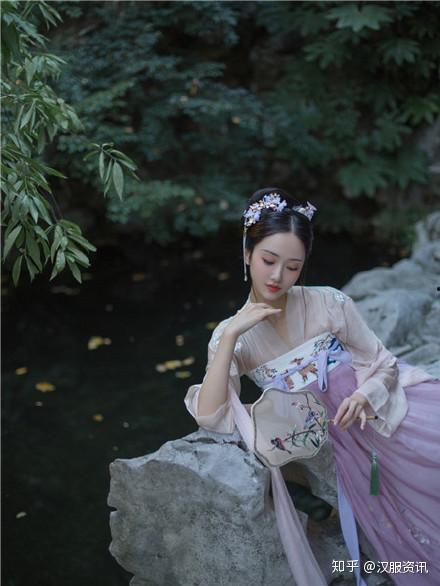 汉服写真吃瓜少女视频,穿越古今的时尚演绎