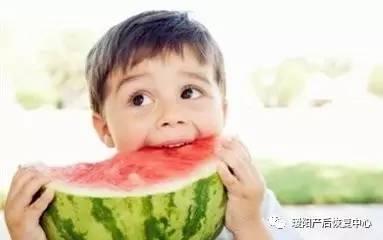 父子吃瓜喂药视频大全,趣味吃瓜喂药视频大盘点