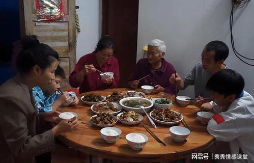 跟大妈一桌吃席吃瓜的视频,揭秘民间餐桌欢乐时光