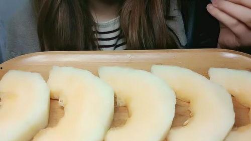 凯蒂猫妹妹吃哈密瓜视频,萌态十足引网友热议