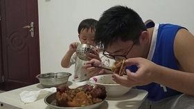 两父子挖西瓜吃瓜视频,共享田园美味时光