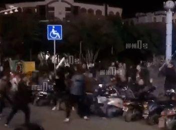 广东广场吃瓜事件视频,一场引发热议的街头冲突瞬间