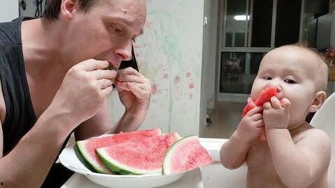 小孩吃瓜西瓜视频,小宝贝欢乐吃瓜西瓜视频集锦