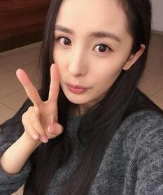 杨幂吃瓜喵星人视频,萌态十足！