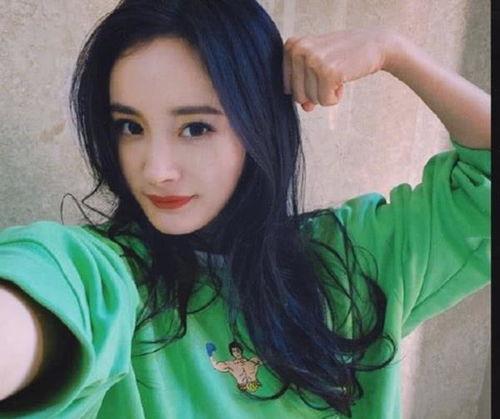 杨幂吃瓜喵星人视频,萌态十足！