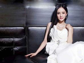 杨幂吃瓜喵星人视频,萌态十足！