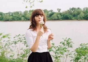 甜妹吃瓜拍照姿势视频,萌态十足引网友热议