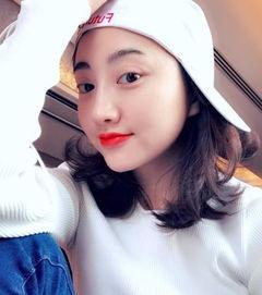 甜妹吃瓜拍照姿势视频,萌态十足引网友热议