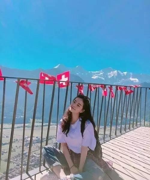 甜妹吃瓜拍照姿势视频,萌态十足引网友热议