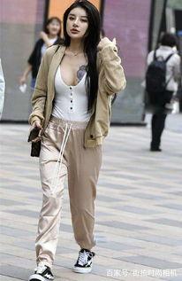 街拍美女纹身吃瓜视频,美女纹身吃瓜，时尚与潮流的完美融合
