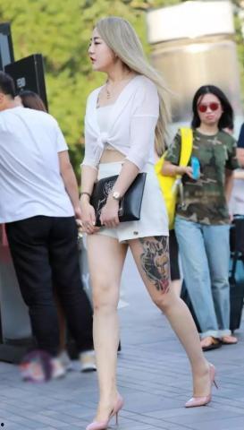 街拍美女纹身吃瓜视频,美女纹身吃瓜，时尚与潮流的完美融合