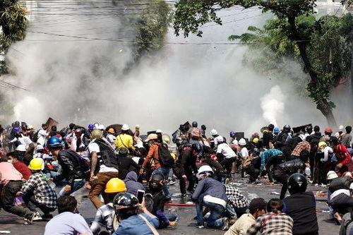 缅甸开火吃瓜视频,开火瞬间，吃瓜群众惊心动魄