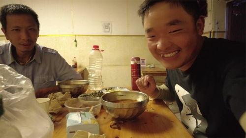 云南小伙24秒吃瓜视频,网友直呼“太刺激”