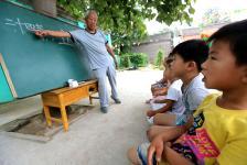 河南4个孩子吃瓜视频曝光,揭示校园食品安全问题