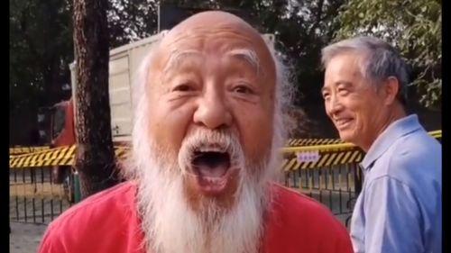 大爷吃瓜搞笑视频,笑料百出引人捧腹