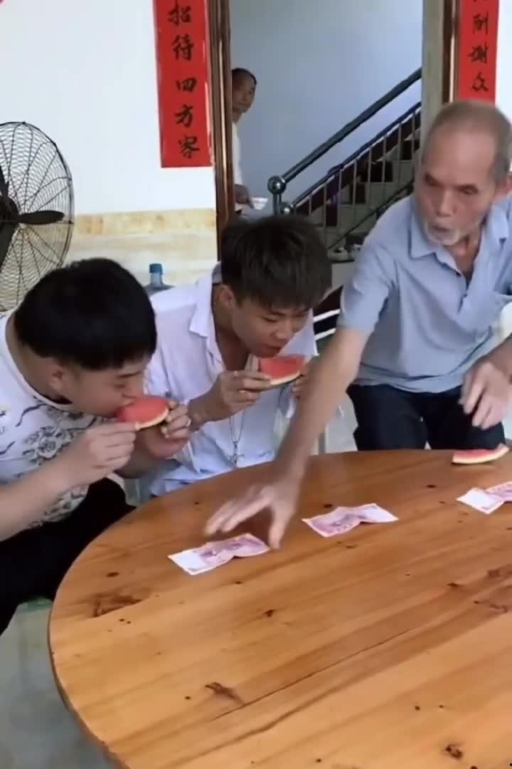 大爷吃瓜搞笑视频,笑料百出引人捧腹